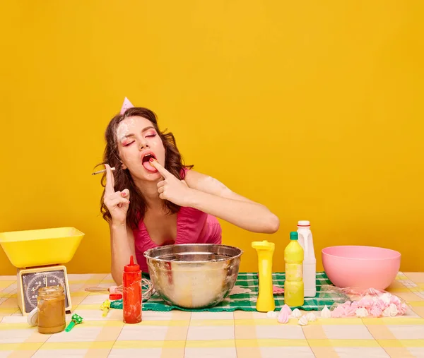 Menina Bonita Nova Com Maquiagem Brilhante Comer Bolo Cozinhar Fumar — Fotografia de Stock