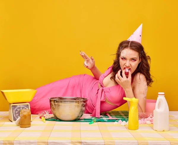 Jong Verjaardagsmeisje Roze Jurk Een Heldere Make Liggend Kooktafel Roken — Stockfoto