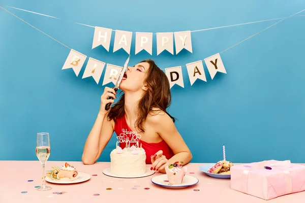 아름답고 표현력 소녀가 생일을 축하하면서 파란색 배경을 케이크를 먹습니다 여성의 — 스톡 사진