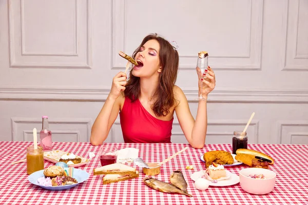 Retrato Una Hermosa Joven Sentada Mesa Celebrando Cumpleaños Comiendo Beber —  Fotos de Stock