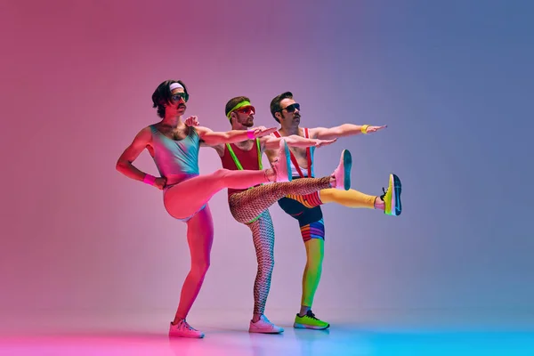 Drie Mannen Vintage Grappige Kleurrijke Sportkleding Training Strekken Zich Uit — Stockfoto