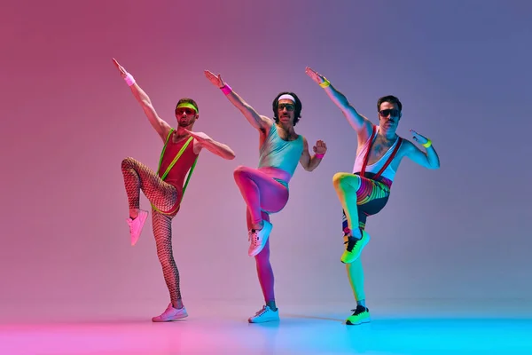 Atletik Renkli Spor Giyim Eğitiminde Komik Adamlar Neon Işıklı Gradyan — Stok fotoğraf
