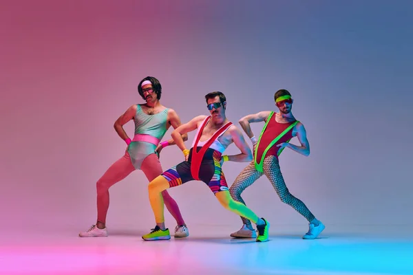 Klasik Giyinmiş Komik Adamlar Renkli Spor Kıyafetleri Içinde Neon Işıkta — Stok fotoğraf