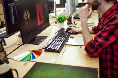 Erkek ellerinin yakın plan görüntüsü, bilgisayarla çalışan rötuşlayıcı, resimleri düzenlemek ve rötuş yapmak için grafik tablet kullanıyor. Yaratıcı meslek, iş, meslek, ofis yaşam tarzı kavramı