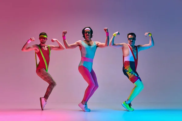 Spor Programı Renkli Spor Kıyafetleri Içinde Komik Adam Neon Işıklarıyla — Stok fotoğraf