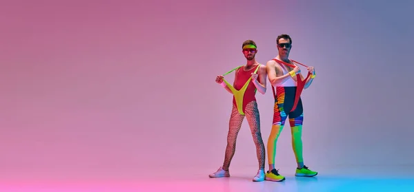 Стильные Молодые Люди Разноцветной Ретро Спортивной Одежде Позирующие Фоне Сине — стоковое фото