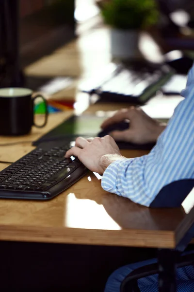 Erkek Elinin Yakın Plan Görüntüsü Bilgisayar Klavyesinde Daktilo Etmek Masada — Stok fotoğraf