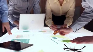 Proje hazırlığı. Profesyonel toplantı sırasında çalışanlar, yaratıcı strateji, belgeleri kontrol etmek, analitikle çalışmak. İş, ofis, takım çalışması, beyin fırtınası ve toplantı kavramı, başarı