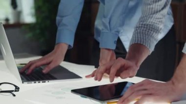Araştırmalar yapıyorum. Laptop ve kağıtlarla çalışan, analizleri kontrol eden, strateji oluşturan iş adamlarına yakın çekim. İş konsepti, ofis, takım çalışması, beyin fırtınası, toplantı