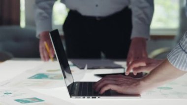 Laptop 'a not alıyorum. Toplantıda, konferansta, haber projesinde çalışan, ürün piyasaya sürme stratejisi geliştiren iş adamları. İş, ofis, takım çalışması, beyin fırtınası, toplantı konsepti