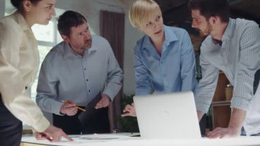 Yenilikler. Bir grup meslektaş, toplantı sırasındaki çalışanlar, proje stratejileri, analitik ve mali yönleri tartışan konferans. İş, ofis, takım çalışması, beyin fırtınası, toplantı konsepti