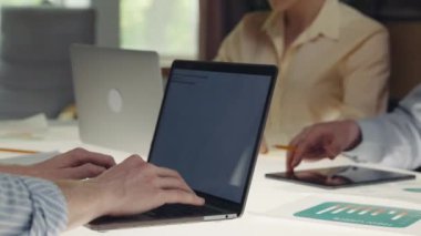 Laptop 'a not alıyorum. İş adamları toplanıyor, konferans yapıyor, haber projesinde çalışıyor, ürün piyasaya sürme stratejisi geliştiriyor. İş konsepti, ofis, takım çalışması, beyin fırtınası, toplantı