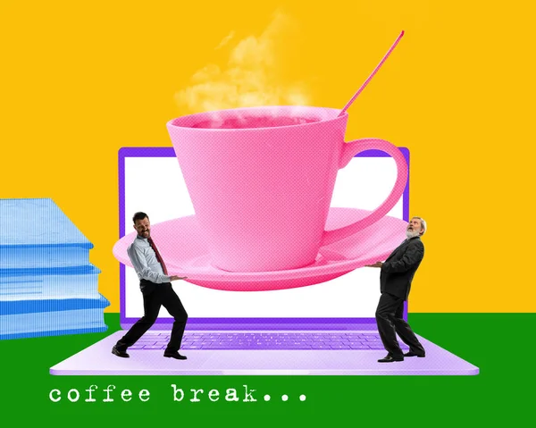 Dwóch Biznesmenów Niosących Gigantyczny Kubek Kawy Przerwę Obiadową Energia Pracy — Zdjęcie stockowe