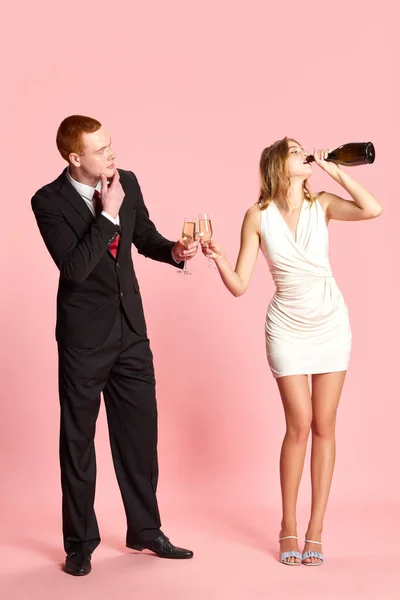 Joven Marido Traje Hermosa Esposa Vestido Blanco Bebiendo Champán Botella —  Fotos de Stock