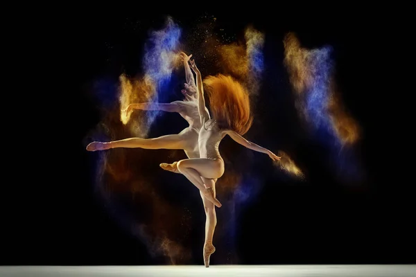 艺术性 五彩缤纷的表演 年轻的男男女女 芭蕾舞蹈演员与多彩的粉末在黑色背景下翩翩起舞 艺术概念 舞蹈之美 — 图库照片