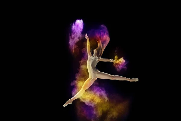 Художественная Талантливая Молодая Девушка Танцовщица Балета Бежевом Купальнике Выступающая Красочным — стоковое фото