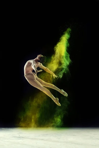 Μυώδης Νεαρός Επαγγελματίας Χορευτής Μπαλέτου Κίνηση Χορεύοντας Πολύχρωμη Έκρηξη Σκόνης — Φωτογραφία Αρχείου