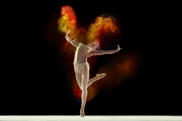 Libertad Joven Musculoso Bailarín Ballet Profesional Traje Cuerpo Beige Bailando — Foto de Stock