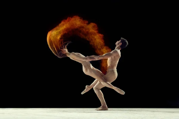 Støtte Unge Yndefulde Ballet Dansere Mand Kvinde Ion Beige Bodysuits - Stock-foto