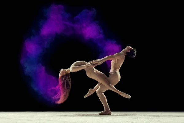 Wyraźny Taniec Młody Mężczyzna Kobieta Tancerze Baletowi Wykonujący Spektakl Wybuchem — Zdjęcie stockowe