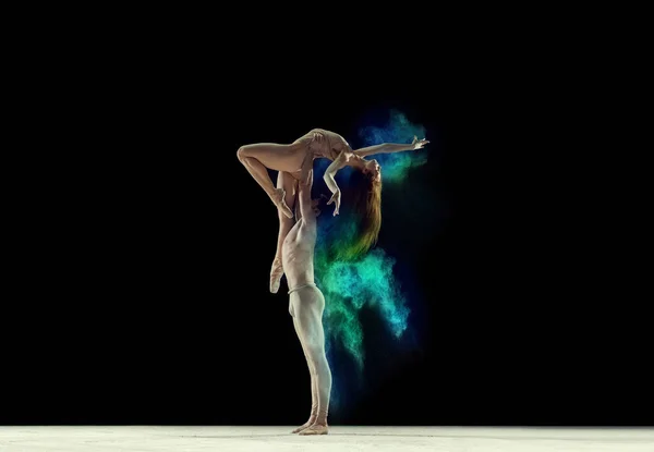Atrakcyjny Utalentowany Młody Mężczyzna Kobieta Tancerze Baletowi Robią Kolorowe Przedstawienie — Zdjęcie stockowe