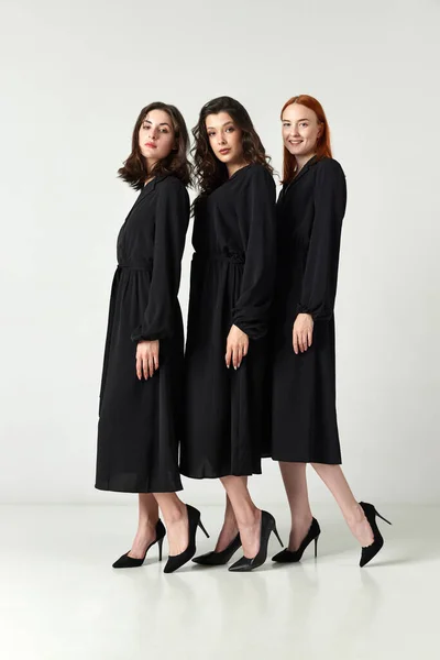 Portrait Complet Belles Jeunes Femmes Robes Noires Posant Sur Fond — Photo