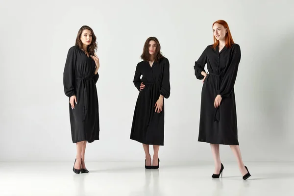 Portrait Trois Stylihes Belles Jeunes Femmes Dans Des Robes Noires — Photo