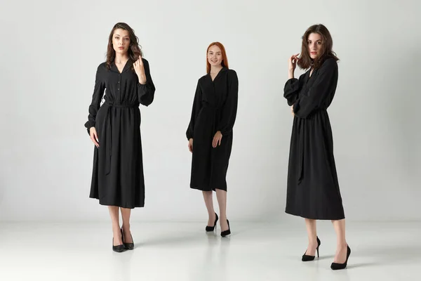 Portrait Trois Stylihes Belles Jeunes Femmes Dans Des Robes Noires — Photo