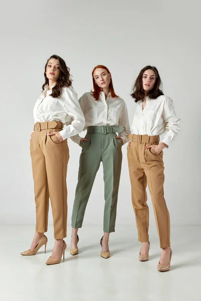 Portrait Complet Trois Belles Femmes Vêtements Élégants Pantalons Chemisiers Debout — Photo