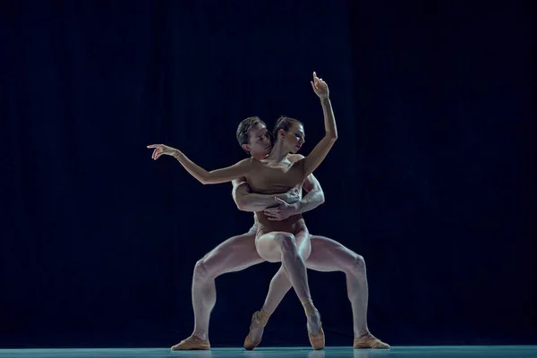 Színházi Előadás Fiatal Férfi Balett Táncosok Bézs Ruhában Kék Stúdió — Stock Fotó