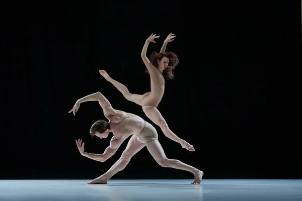 Zarif Sanatsal Çift Erkek Kadın Profesyonel Bale Dansçıları Siyah Stüdyo — Stok fotoğraf