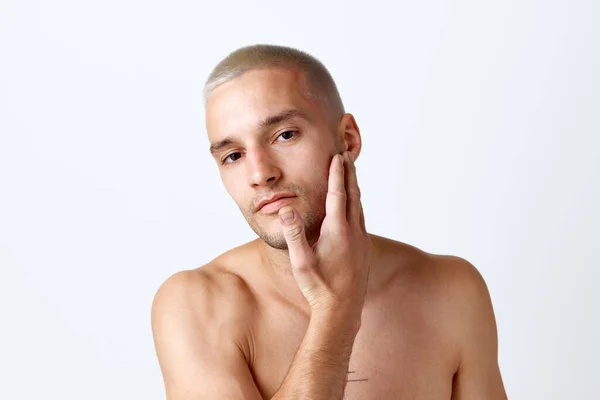 Närbild Porträtt Ung Attraktiv Man Poserar Skjorta Hand Huden Mot — Stockfoto