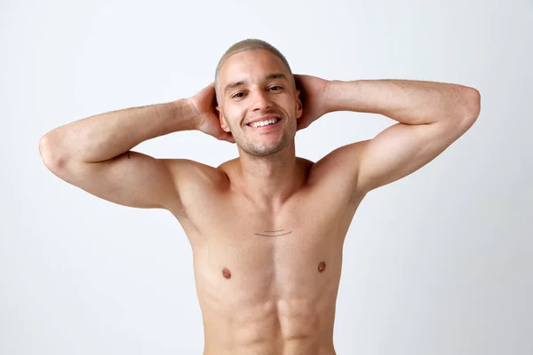 ハンサムな 筋肉質の男の肖像画 白のスタジオの背景に笑みを浮かべて恥ずかしそうにポーズ 自己愛 男性の美しさ スキンケア 健康の概念 広告のコピースペース — ストック写真