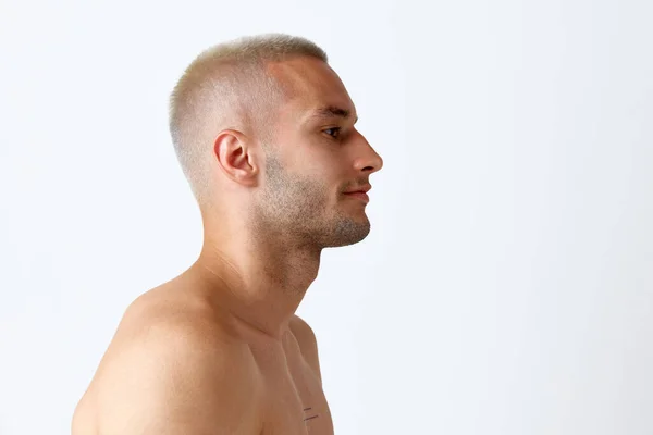Profil Bild Ung Stilig Man Poserar Tröjlös Isolerad Mot Vit — Stockfoto