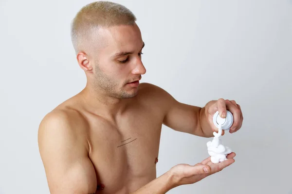 Morgonrutin Porträtt Stilig Ung Man Tillämpa Rakgel Hand Efter Huden — Stockfoto