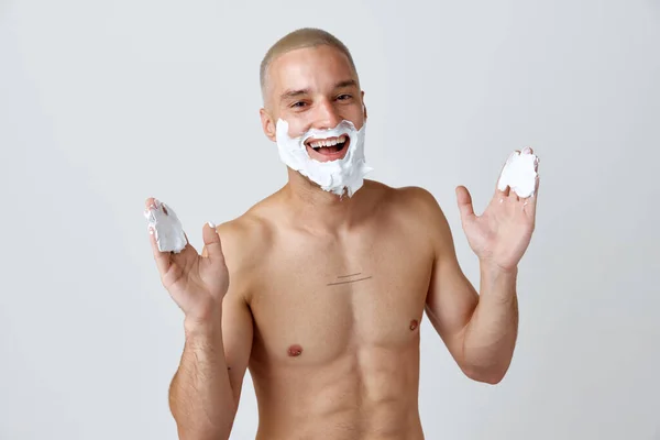 Πορτρέτο Του Γυμνού Νεαρού Άνδρα Που Εφαρμόζει Κρέμα Ξυρίσματος Λευκό — Φωτογραφία Αρχείου