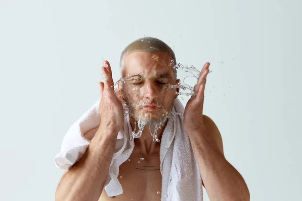 God Morgon Hygien Stilig Ung Man Tvätta Ansiktet Hand Efter — Stockfoto