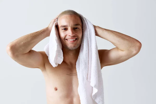 朝のシャワールーチン 白いスタジオの背景にハンサムな若い無気力な男の洗濯体と顔 男性の美しさ スキンケア 健康の概念 広告のコピースペース — ストック写真