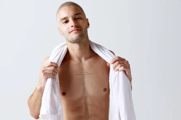 朝のシャワールーチン 白いスタジオの背景にハンサムな若い無気力な男の洗濯体と顔 男性の美しさ スキンケア 健康の概念 広告のコピースペース — ストック写真