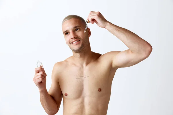 Retrato Hombre Joven Sin Camisa Guapo Cuidando Piel Con Cosméticos —  Fotos de Stock