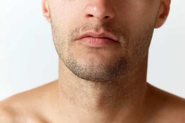在白色摄影棚背景下 剪下了男性脸的特写镜头 刮胡子男人美的概念 广告的复制空间 — 图库照片