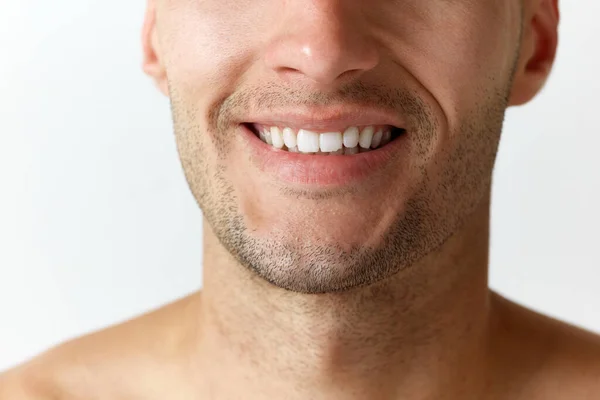 Zblízka Oříznutý Obraz Lidské Tváře Mužský Model Perfektními Bílými Zuby — Stock fotografie