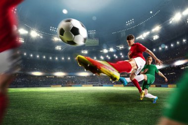Kazanan gol. Futbol oyuncuları el fenerleriyle açık hava 3D stadyumunda maç sırasında hareket halindeler. Zıplayarak topa vurmak. Profesyonel spor, şampiyonluk, oyun, başarı, motivasyon kavramı
