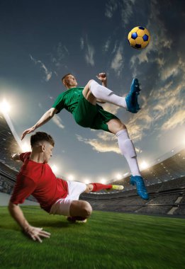 Konsantrasyon ve galibiyet golü. Üç boyutlu açık hava stadyumunda oynayan iki erkek sporcu, yarışma sırasında hareket halindeler. Profesyonel spor, şampiyonluk, oyun, başarı kavramı