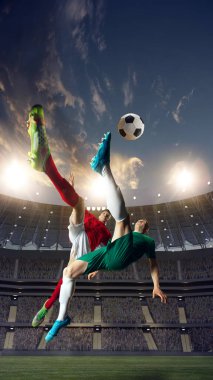 Profesyonel futbolun dinamik görüntüsü, maç boyunca futbol atletleri, 3 boyutlu açık hava stadyumunda izlemek. Aktif oyun, kazandıran gol. Profesyonel spor, şampiyonluk, oyun, başarı kavramı