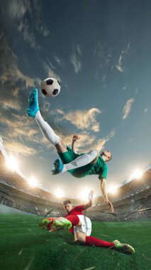 Profesyonel futbolun dinamik görüntüsü, maç boyunca futbol atletleri, 3 boyutlu açık hava stadyumunda izlemek. Aktif oyun, kazandıran gol. Profesyonel spor, şampiyonluk, oyun, başarı kavramı