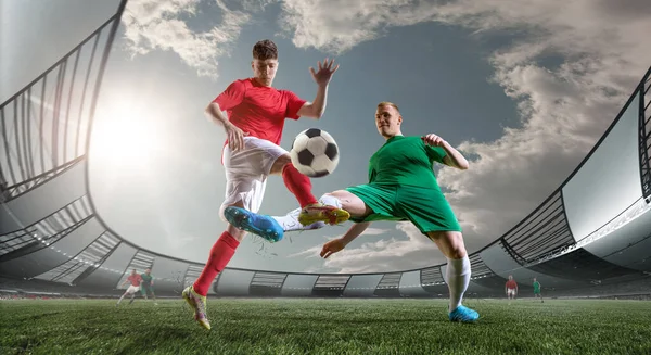 運動中のサッカー選手 屋外の3Dアリーナでプレーする2人の競争相手のダイナミックなイメージ 試合中に プロスポーツ チャンピオンシップ ゲーム 競争の概念 — ストック写真