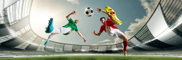 3Dオープン遊び場 アリーナでのゲーム中の動きで2人のサッカー選手の一番下のビュー ジャンプでボールを蹴る プロスポーツ チャンピオンシップ ゲーム 達成の概念 チラシ — ストック写真