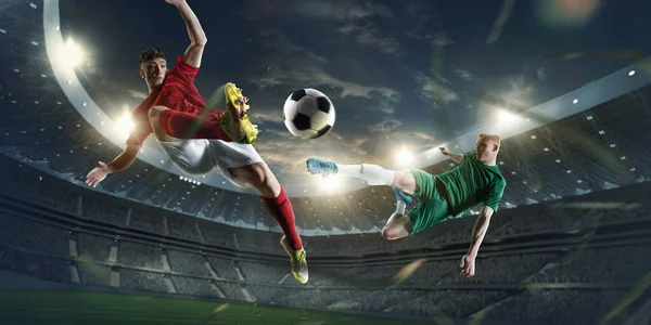 競争のダイナミックなイメージは ジャンプでサッカー選手を動機づけ 懐中電灯で3D遊び場でゲーム中にボールを蹴ります プロスポーツ チャンピオンシップ ゲーム 達成の概念 — ストック写真