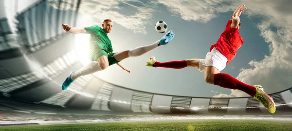 3Dオープンエアの遊び場 昼間のアリーナでゲーム中の動きで2人のサッカー選手の一番下のビュー ジャンプでボールを蹴る プロスポーツ チャンピオンシップ ゲーム 達成の概念 — ストック写真